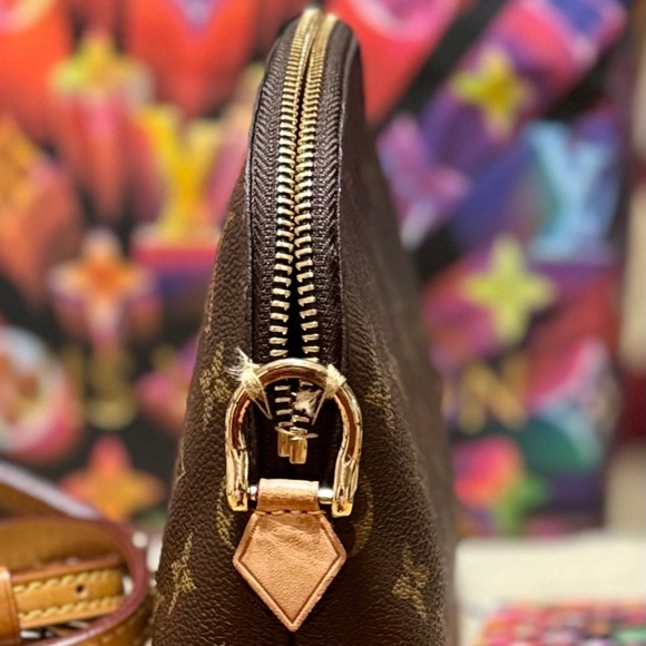 Louis Vuitton GM Cosmetic Monogram Pouch Crossbody - Picture 10 of 13